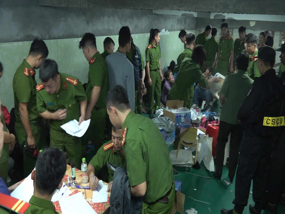Cận cảnh lô cốt sới bạc ở Vĩnh Phúc vừa bị cảnh sát triệt phá, bắt 52 người - 11 Cận cảnh lô cốt sới bạc ở Vĩnh Phúc vừa bị cảnh sát triệt phá, bắt 52 người - 11
