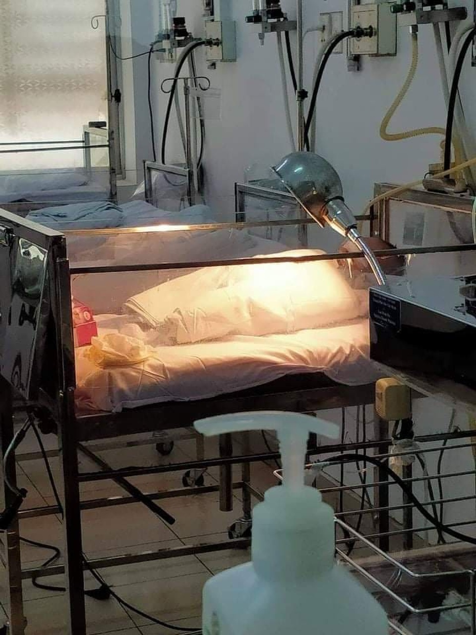 Bé trai còn nguyên dây rốn bị bỏ bên vệ đường - 2 Bé trai còn nguyên dây rốn bị bỏ bên vệ đường - 2