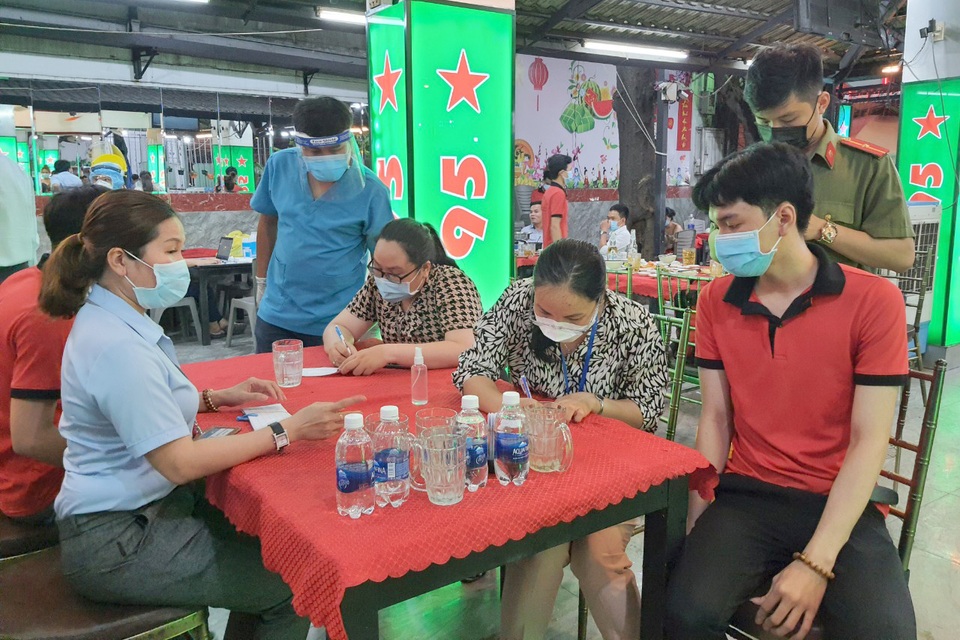 Khách nhậu bỏ dở ly bia xin xét nghiệm Covid-19 ngẫu nhiên - 2 Khách nhậu bỏ dở ly bia xin xét nghiệm Covid-19 ngẫu nhiên - 2
