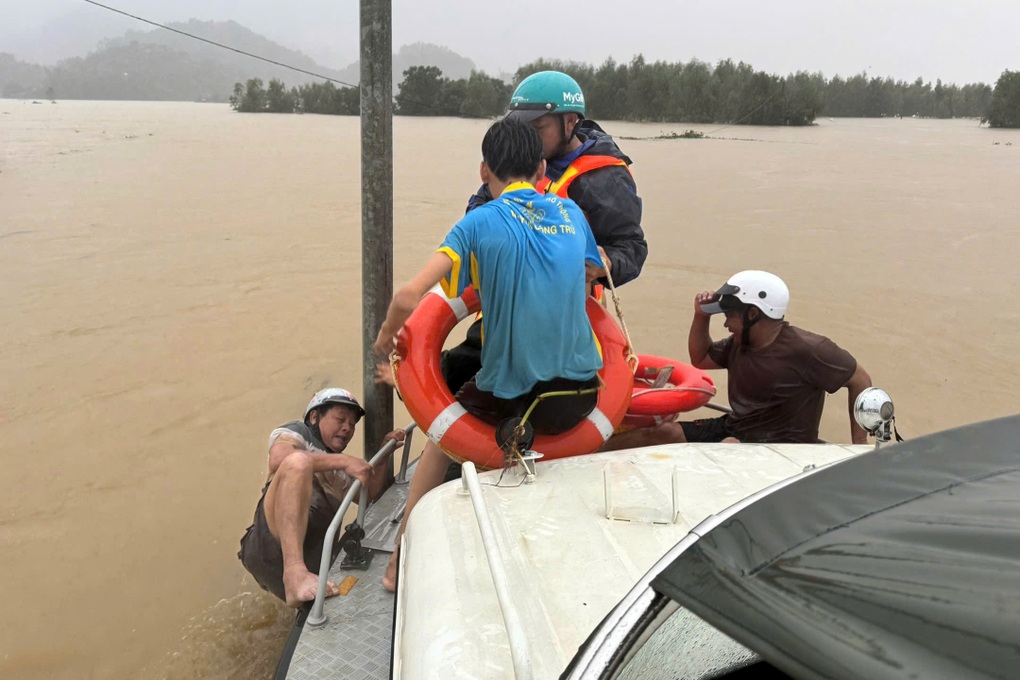 Trung đoàn không quân 910 ứng cứu hơn 500 người bị nước lũ cô lập ở Phú Yên - 1