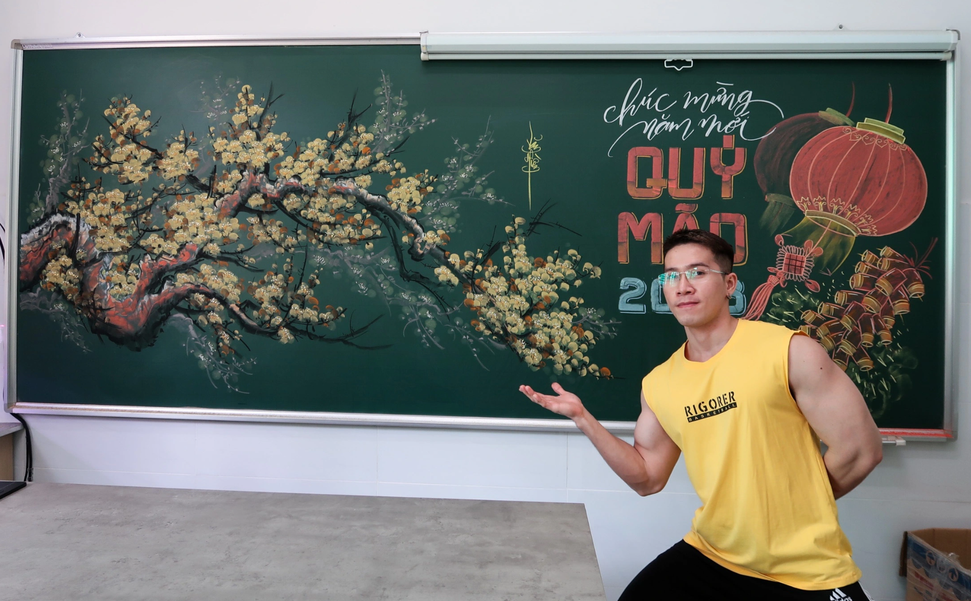 Thầy giáo cơ bắp TPHCM có biệt tài vẽ tranh bằng phấn sống động - 1 Thầy giáo cơ bắp TPHCM có biệt tài vẽ tranh bằng phấn sống động - 1