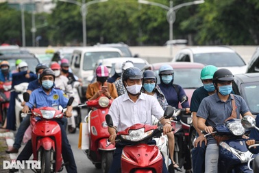 Đường phố Hà Nội bất ngờ đông đúc trở lại