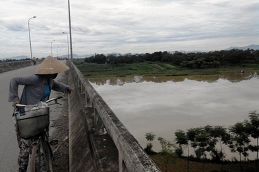 Buồn chuyện yêu đương, đôi trai gái nhảy cầu tự tử