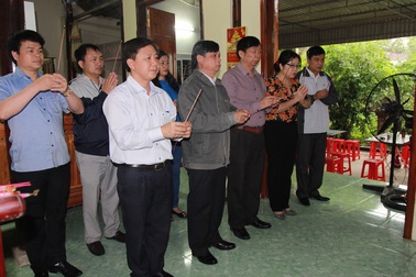 Sở GD&ĐT Nghệ An thăm viếng 2 học sinh bị sóng cuốn