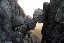 Cây cầu kỳ lạ nhìn như sắp sập nhưng bền vững đã hàng triệu năm