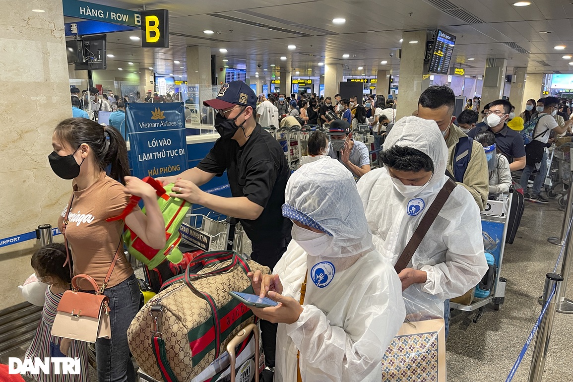 Sân bay Tân Sơn Nhất đông nghịt khách chiều 25 Tết - 1 Sân bay Tân Sơn Nhất đông nghịt khách chiều 25 Tết - 1