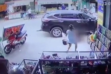 Kinh hoàng ô tô “điên” húc văng nhóm người đi bộ