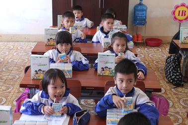 Hơn 3 tỷ đồng quà tặng được Vinasoy hỗ trợ học sinh vùng bão lũ tới trường