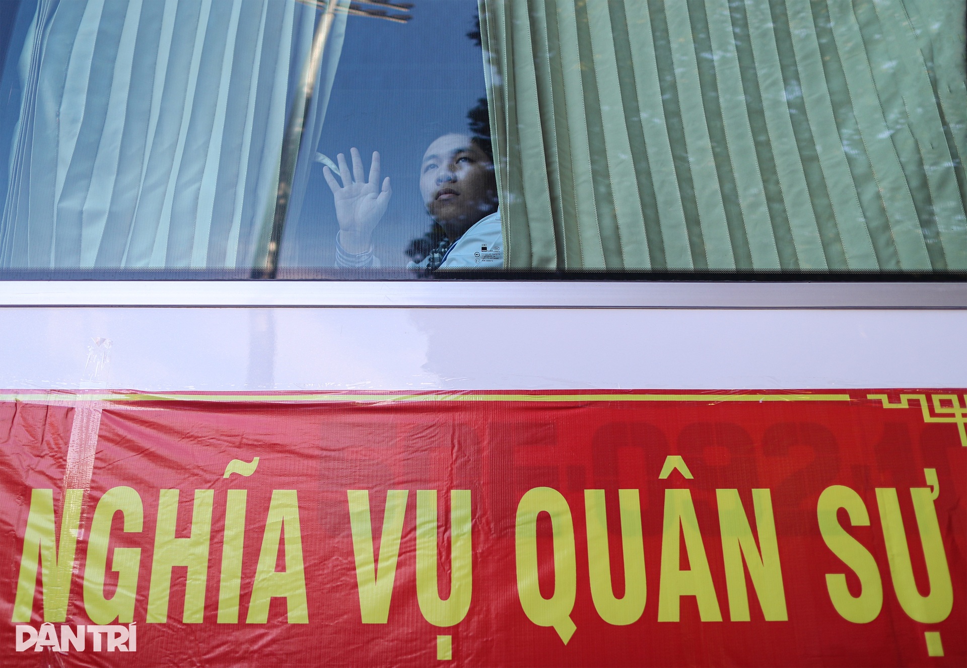 Những cái ôm, nụ hôn tạm biệt thanh niên ở TPHCM lên đường nhập ngũ - 16 Những cái ôm, nụ hôn tạm biệt thanh niên ở TPHCM lên đường nhập ngũ - 16