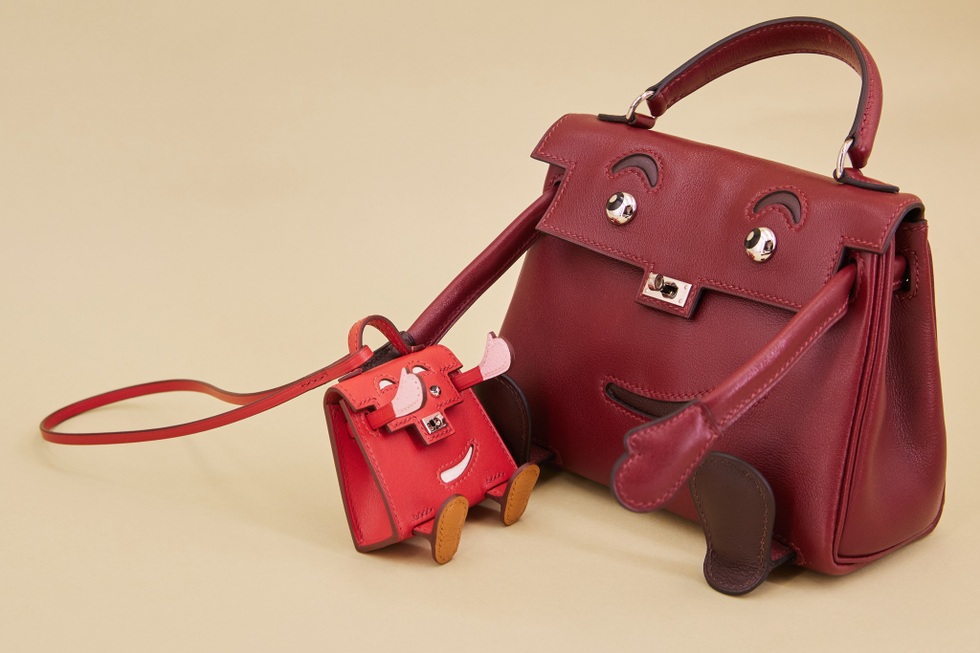 Mẫu túi xách hình người độc lạ, có giá lên đến 5,5 tỷ đồng vẫn cháy hàng - 4 Mẫu túi xách hình người độc lạ, có giá lên đến 5,5 tỷ đồng vẫn cháy hàng - 4