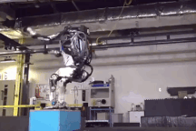 Xem clip robot nhảy lộn ngược tài ba không thua gì diễn viên đóng thế