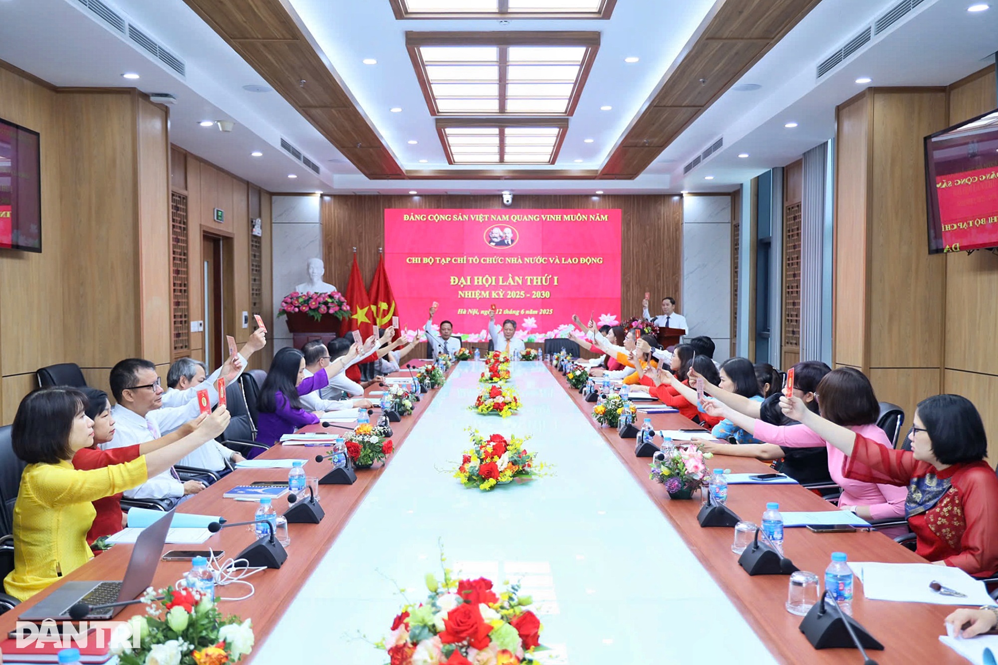 Xây dựng tạp chí Tổ chức nhà nước và Lao động điện tử thành ấn phẩm chủ lực - 4 Xây dựng tạp chí Tổ chức nhà nước và Lao động điện tử thành ấn phẩm chủ lực - 4
