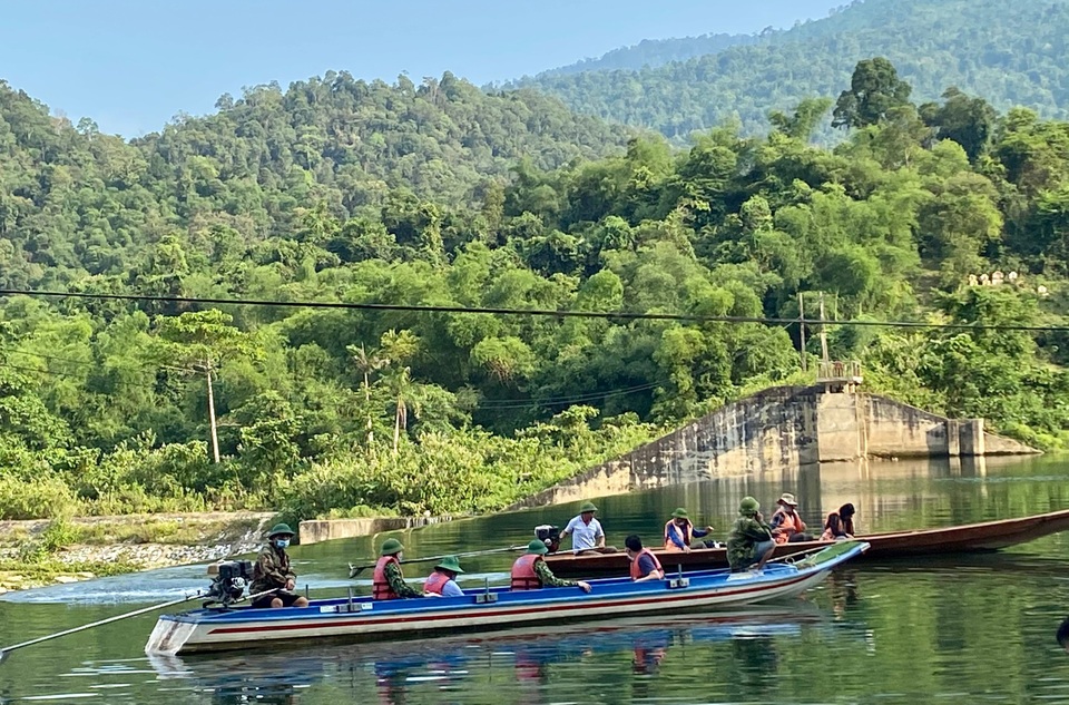 Ngay từ sáng sớm, đoàn cán bộ của huyện Con Cuông phải di chuyển bằng thuyền để vào hai bản Cò Phạt và Khe Búng. Đây là 2 bản nằm sâu trong vùng lõi vườn Quốc gia Pù Mát, 100 % là người dân tộc Đan Lai. Đường vào hai bản Cò Phạt và Khe Búng chủ yếu đi bằng thuyền, vượt sông Giăng. Ngay từ sáng sớm, đoàn cán bộ của huyện Con Cuông phải di chuyển bằng thuyền để vào hai bản Cò Phạt và Khe Búng. Đây là 2 bản nằm sâu trong vùng lõi vườn Quốc gia Pù Mát, 100 % là người dân tộc Đan Lai. Đường vào hai bản Cò Phạt và Khe Búng chủ yếu đi bằng thuyền, vượt sông Giăng.