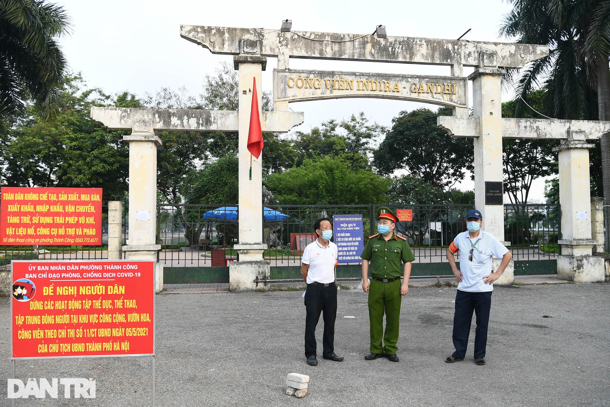 Lập chốt ngăn người dân chui rào, tụ tập trong các công viên ở Hà Nội - 12 Lập chốt ngăn người dân chui rào, tụ tập trong các công viên ở Hà Nội - 12