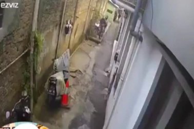 Gặp tai nạn vì phóng motor nhanh trong hẻm nhỏ