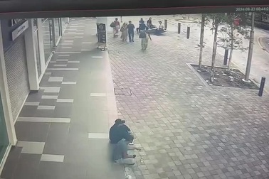 Vỉa hè bất ngờ sụt lún khiến người phụ nữ rơi xuống hố sâu 8m chưa rõ sống