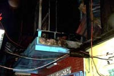 Trẻ con nghịch lửa thiêu cháy 3 căn nhà