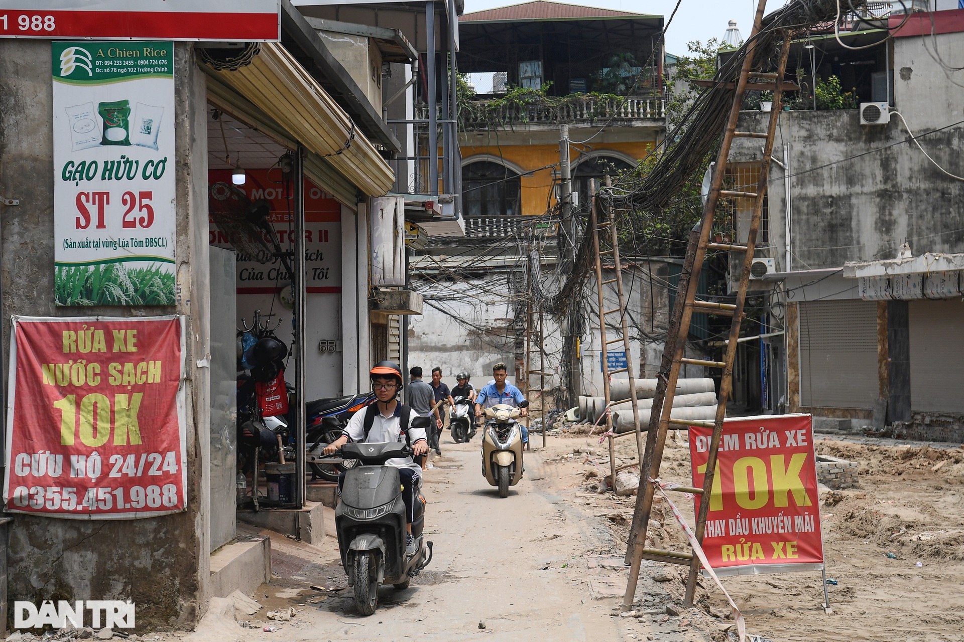 Dây điện, cáp viễn thông chăng mạng nhện khắp đường phố Hà Nội - 4 Dây điện, cáp viễn thông chăng mạng nhện khắp đường phố Hà Nội - 4