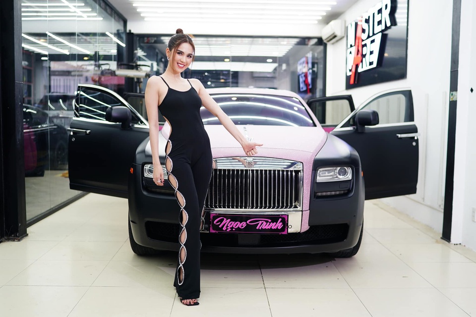 Những bóng hồng không tiếc tiền chơi siêu xe ở Việt Nam - 9 Những bóng hồng không tiếc tiền chơi siêu xe ở Việt Nam - 9