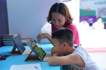 Ứng dụng kỹ thuật số vào học tập và đọc sách, làm sao để tránh lạm dụng?