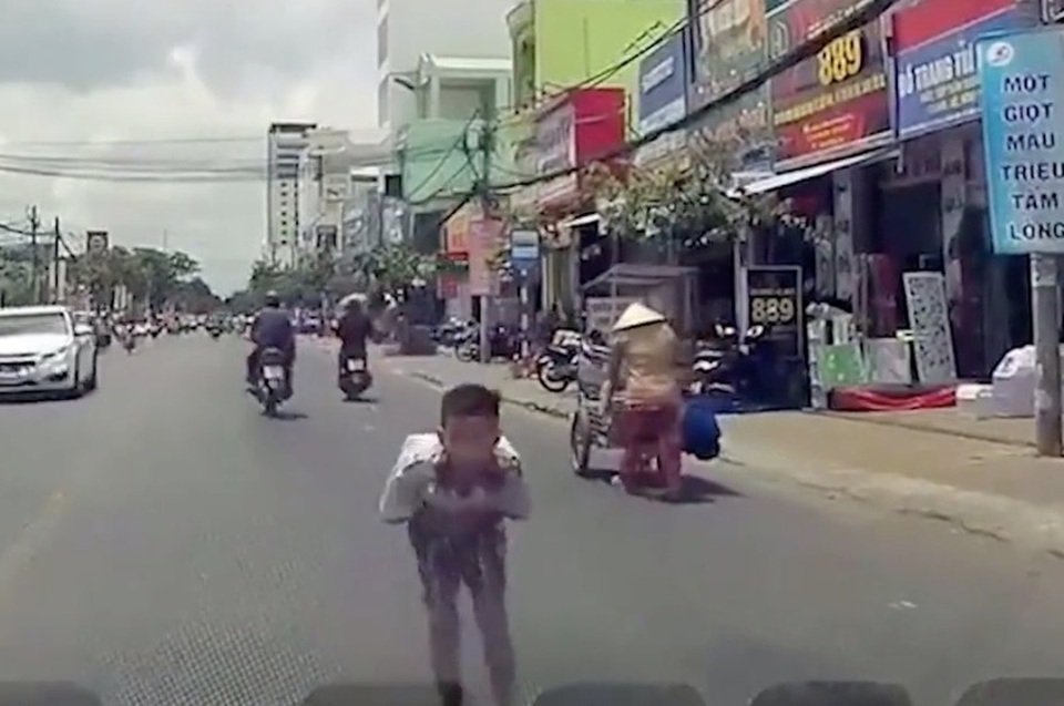 Biểu dương HS lớp 4 vòng tay cúi đầu cảm ơn khi tài xế ô tô nhường đường - 2 Biểu dương HS lớp 4 vòng tay cúi đầu cảm ơn khi tài xế ô tô nhường đường - 2