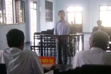 Tưới dầu đốt xưởng cưa của... cha ruột