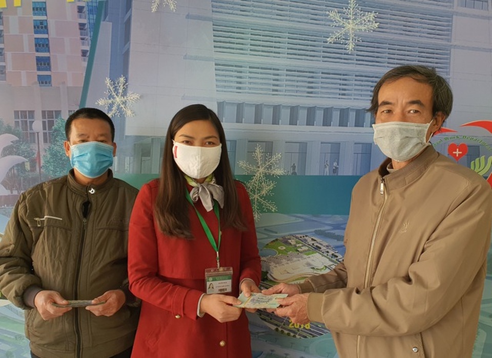 Con trai qua đời, người cha đem tiền được hỗ trợ ủng hộ bệnh nhân nghèo - 1 Con trai qua đời, người cha đem tiền được hỗ trợ ủng hộ bệnh nhân nghèo - 1