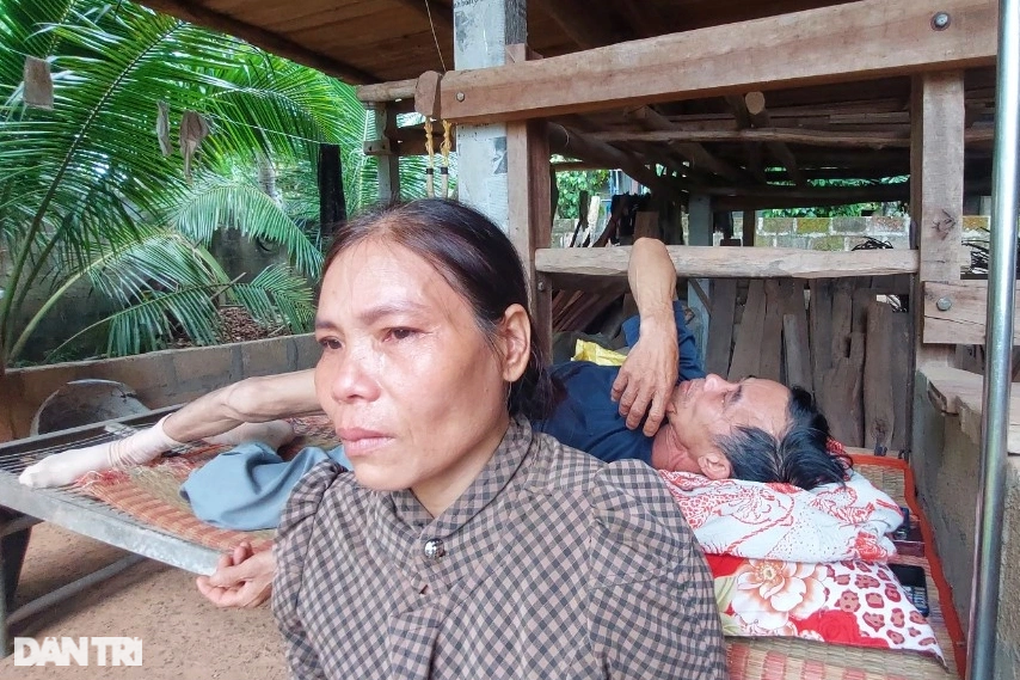 Vợ nghèo bất lực nhìn chồng dần tàn phế vì không tiền chữa trị - 2 Vợ nghèo bất lực nhìn chồng dần tàn phế vì không tiền chữa trị - 2