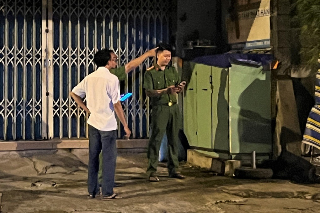 Nam sinh viên năm cuối nằm bất động trên vỉa hè ở TPHCM - 2 Nam sinh viên năm cuối nằm bất động trên vỉa hè ở TPHCM - 2