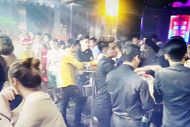 “Đột kích” 2 quán bar ở Sài Gòn, tạm giữ gần 100 người