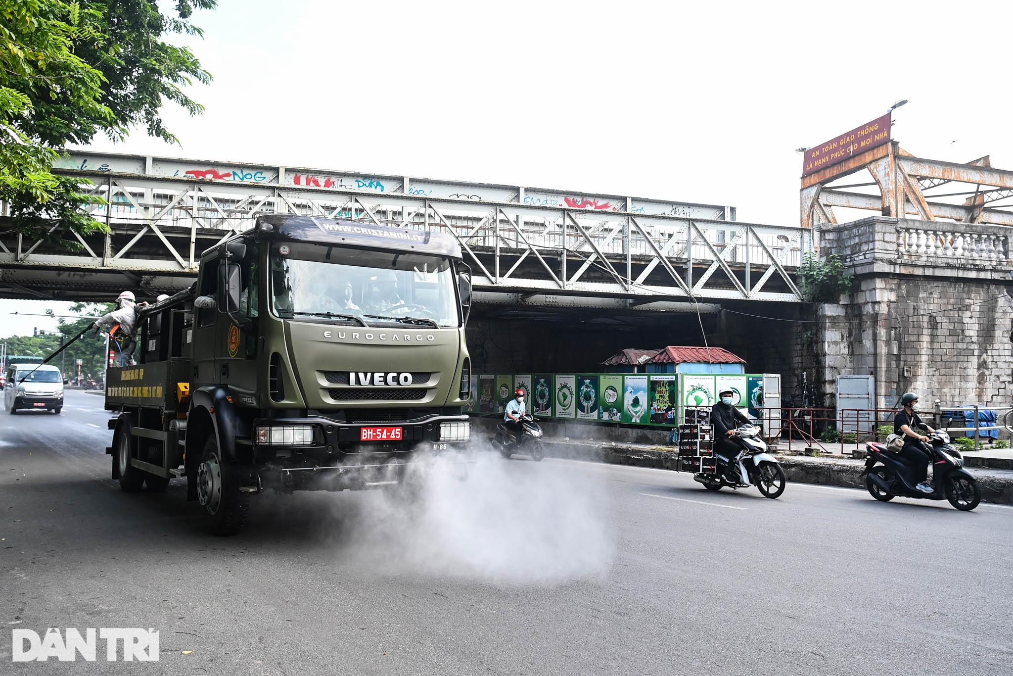 Đoàn xe đặc chủng phun khử khuẩn nhiều tuyến phố trung tâm Hà Nội - 15 Đoàn xe đặc chủng phun khử khuẩn nhiều tuyến phố trung tâm Hà Nội - 15