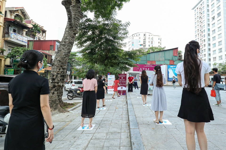 Sau ATM gạo, Hà Nội xuất hiện ATM khẩu trang đầu tiên - 4 Sau ATM gạo, Hà Nội xuất hiện ATM khẩu trang đầu tiên - 4
