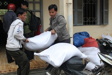 Kỷ luật 3 cán bộ xã cắt xén gạo cứu trợ cho dân