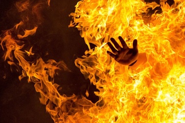 Người phụ nữ bị chồng đổ xăng lên người đốt đã tử vong