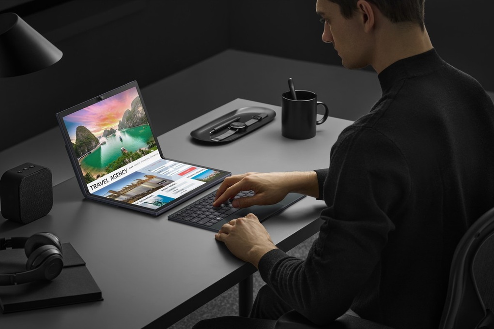 Zenbook 17 Fold OLED có thể gập đôi màn hình hoặc sử dụng như một chiếc máy tính bảng cỡ lớn (Ảnh: Asus). Zenbook 17 Fold OLED có thể gập đôi màn hình hoặc sử dụng như một chiếc máy tính bảng cỡ lớn (Ảnh: Asus).