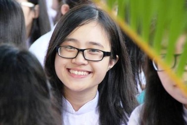 Nữ sinh ngôi trường 100 tuổi tươi tắn đón năm học mới