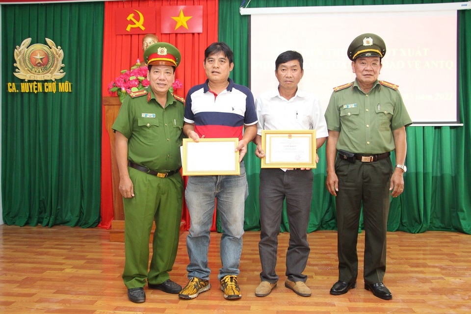 Khen thưởng 2 hiệp sĩ từ Bình Dương về Đồng Nai rình bắt kẻ trộm xe - 1 Khen thưởng 2 hiệp sĩ từ Bình Dương về Đồng Nai rình bắt kẻ trộm xe - 1