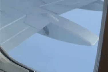 Video động cơ máy bay Boeing cháy “phừng phừng” trên không