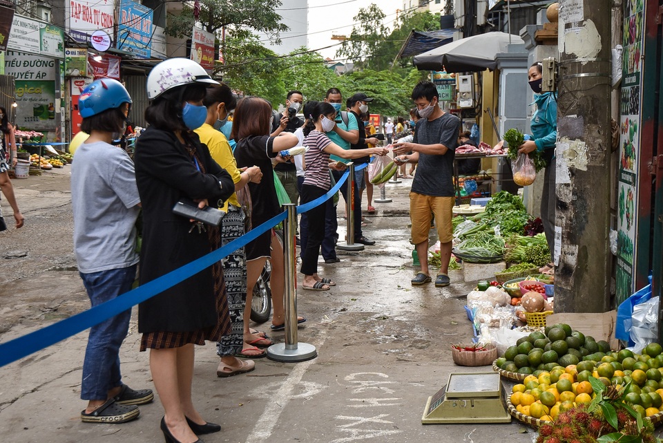 Hà Nội: Chợ dân sinh kẻ vạch, dựng rào phòng dịch Covid-19 - 3 Hà Nội: Chợ dân sinh kẻ vạch, dựng rào phòng dịch Covid-19 - 3