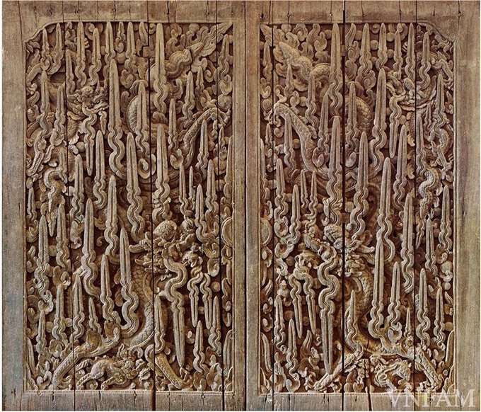 Hai cánh cửa chạm rồng của chùa Keo là kiệt tác chạm khắc gỗ thế kỉ 17, được coi là bộ cửa đẹp nhất trong số các cánh cửa kiến trúc cổ Việt Nam