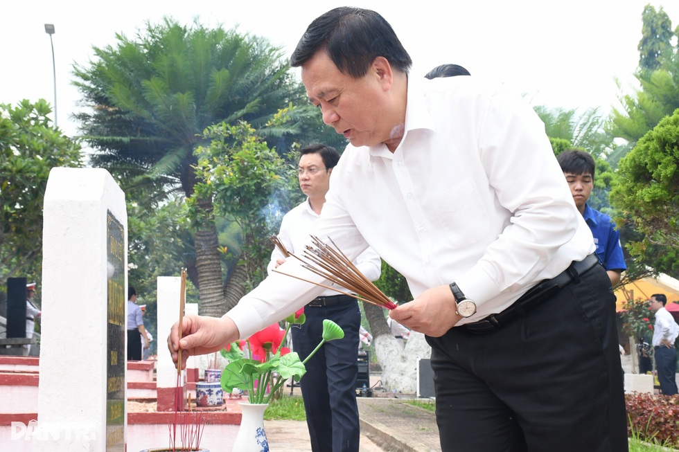 Ông Nguyễn Xuân Thắng tri ân người có công ở Quảng Ngãi - 2 Ông Nguyễn Xuân Thắng tri ân người có công ở Quảng Ngãi - 2