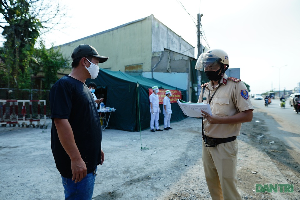 Một ngày ở trạm kiểm dịch Covid-19 nơi cửa ngõ TPHCM - 12