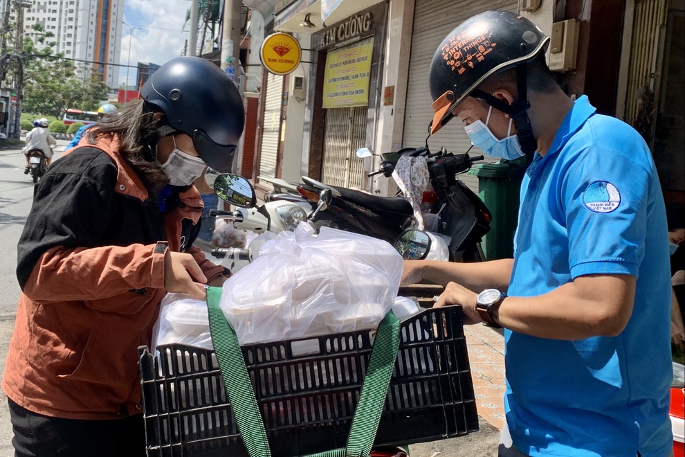 Hàng ngàn suất cơm đầy nghĩa tình và sự tận tâm đã được trao đi - 6 Hàng ngàn suất cơm đầy nghĩa tình và sự tận tâm đã được trao đi - 6