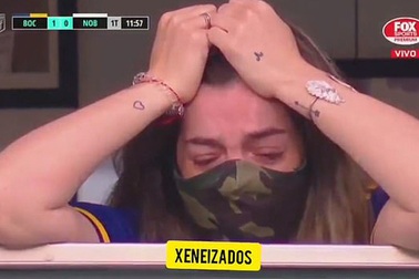 Con gái Maradona òa khóc khi chứng kiến hình ảnh tri ân người cha