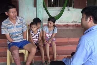 Rớt nước mắt cô bé lớp 7 oằn mình thay mẹ chăm bố gặp nạn, nuôi hai em thơ