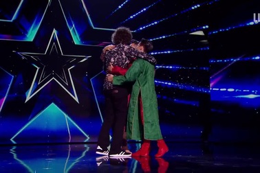 Giây phút nghẹt thở chờ đợi kết quả trong đêm bán kết 5 của Giang Brothers