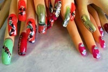 Vẽ móng “hái” tiền