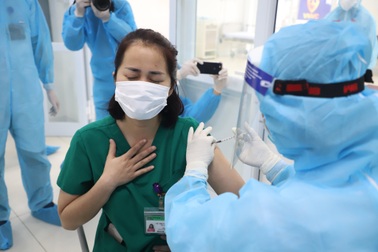 Những hình ảnh ấn tượng trong buổi tiêm chủng vắc xin Covid-19 sáng 8/3