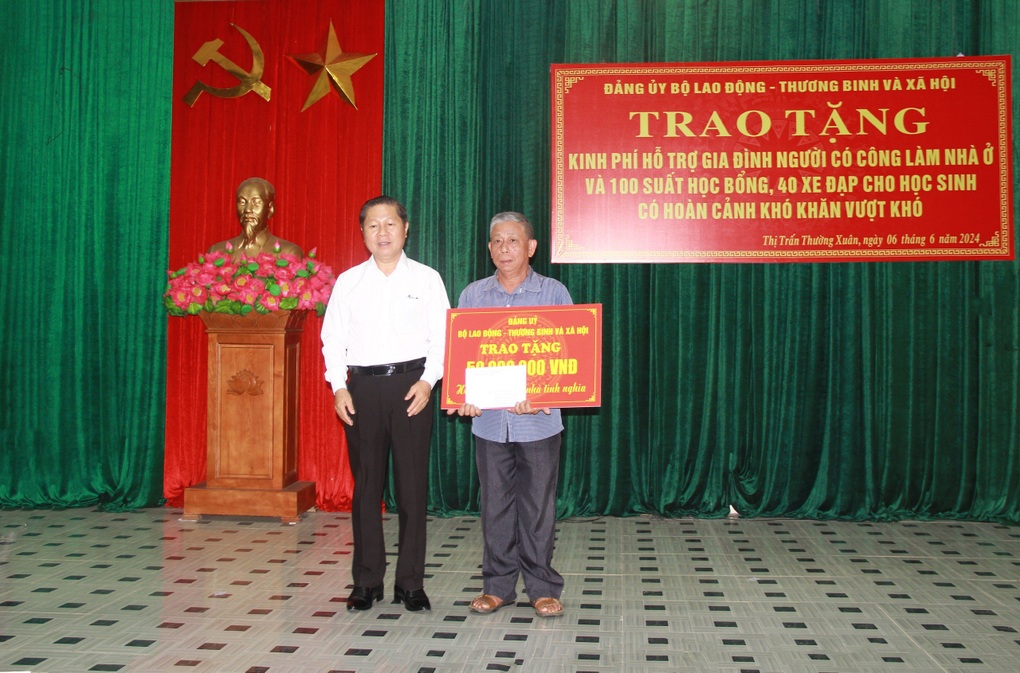 Nhiều phần quà tặng người có công, học sinh huyện miền núi Thanh Hóa - 5 Nhiều phần quà tặng người có công, học sinh huyện miền núi Thanh Hóa - 5