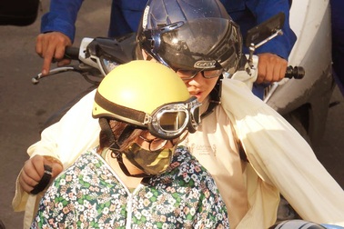 Phụ huynh “căng mình” đưa đón con thi lớp 10 dưới nắng nóng kỷ lục